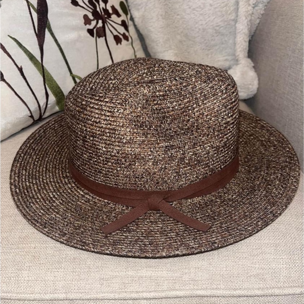 Stylish straw hat, like new!